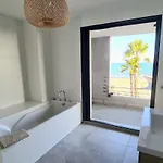 Magnifique Maison Posee Sur Le Sable Face A La *