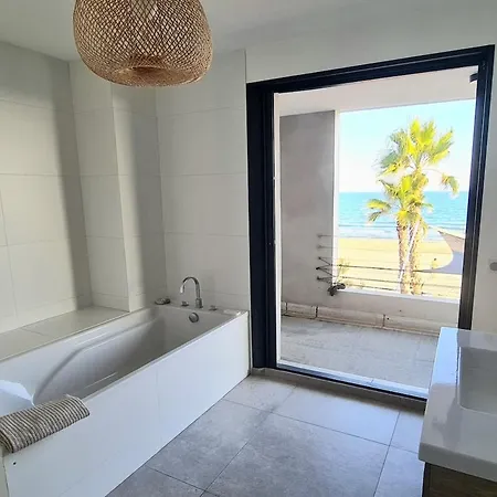 Magnifique Maison Posée Sur Le Sable Face à La *