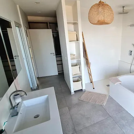 Magnifique Maison Posée Sur Le Sable Face à La Villa